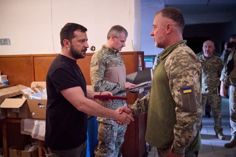 Президент відвідав стабілізаційні пункти, де допомагають захисникам, пораненим на Донецькому та Запорізькому напрямках Президент відвідав стабілізаційні пункти, де допомагають захисникам, пораненим на Донецькому та Запорізькому напрямках