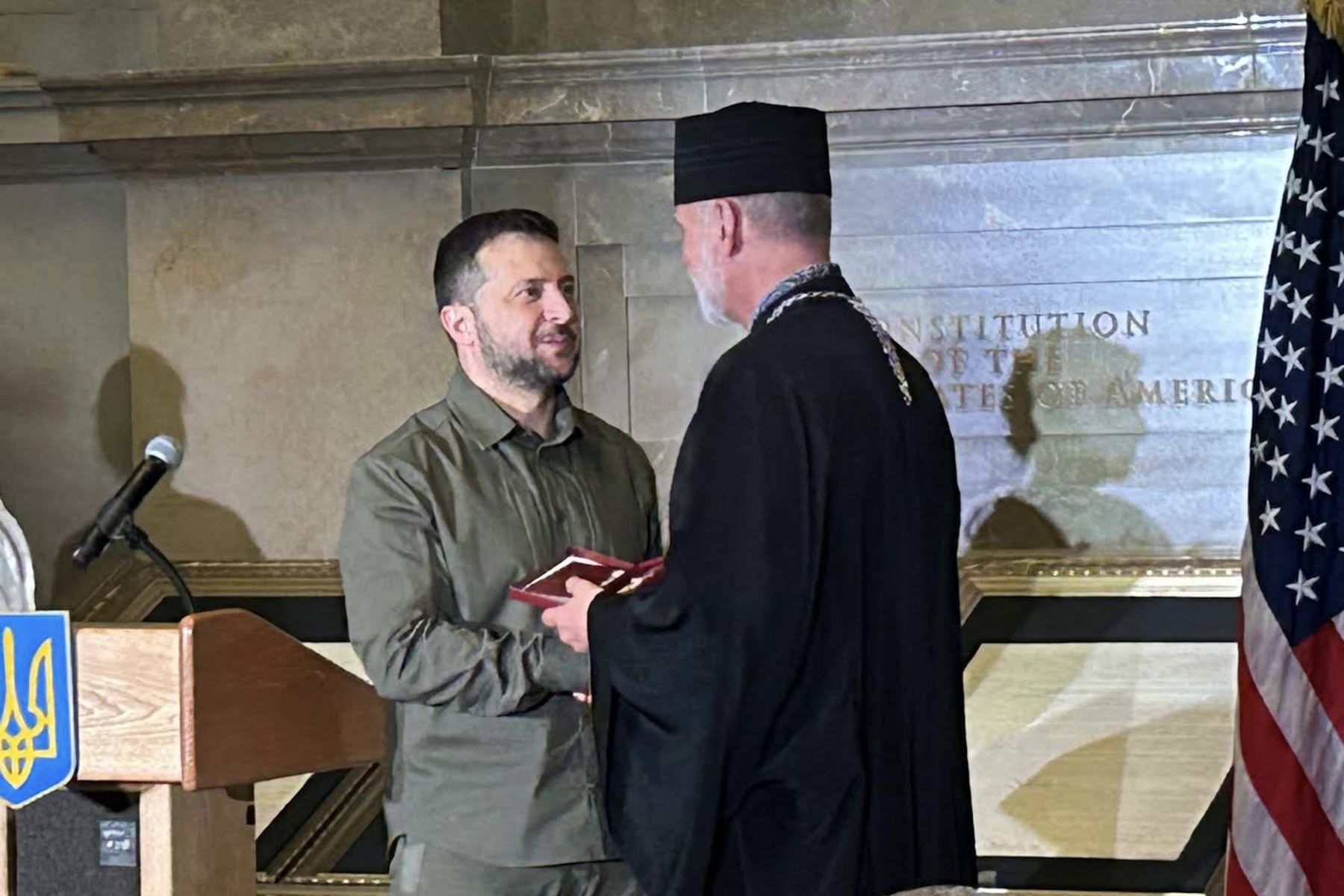 Президент Зеленський нагородив митрополита Бориса Ґудзяка хрестом Івана Мазепи Президент Зеленський нагородив митрополита Бориса Ґудзяка хрестом Івана Мазепи