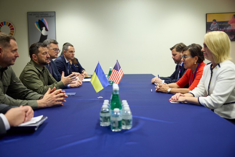 У Нью-Йорку Володимир Зеленський провів зустріч із Пенні Пріцкер У Нью-Йорку Володимир Зеленський провів зустріч із Пенні Пріцкер
