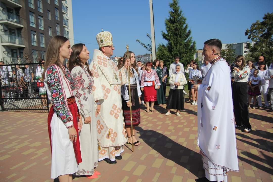 «Віддаймо під опіку святих мучениць розвиток нашої Церкви, до якої належимо», – Владика Володимир на парафії «свв. Софії, Віри, Надії та Любові» «Віддаймо під опіку святих мучениць розвиток нашої Церкви, до якої належимо», – Владика Володимир на парафії «свв. Софії, Віри, Надії та Любові»