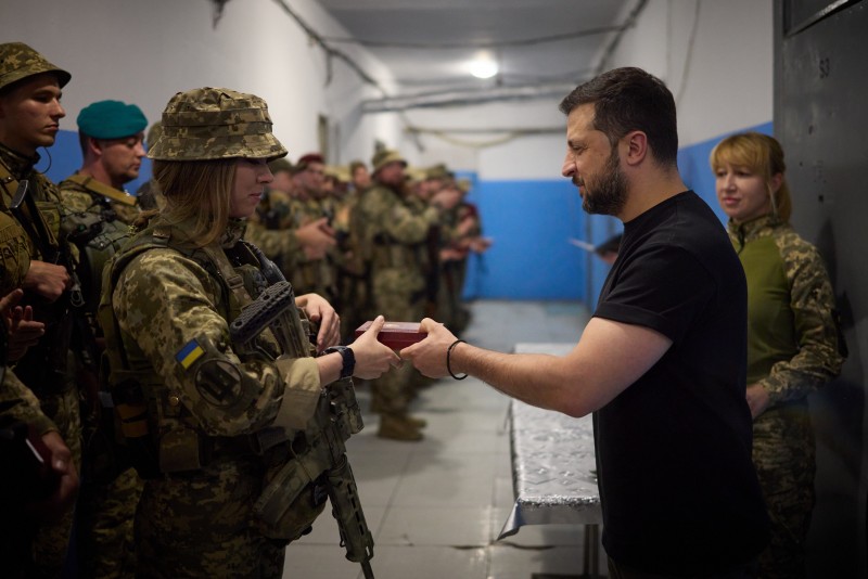 Володимир Зеленський нагородив українських військових, які відзначилися в боях за Україну у складі ОТУ «Донецьк» Володимир Зеленський нагородив українських військових, які відзначилися в боях за Україну у складі ОТУ «Донецьк»