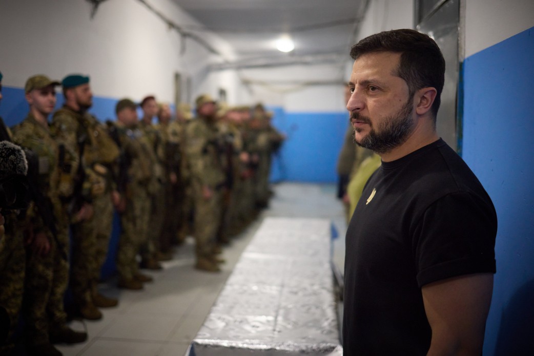 Володимир Зеленський нагородив українських військових, які відзначилися в боях за Україну у складі ОТУ «Донецьк» Володимир Зеленський нагородив українських військових, які відзначилися в боях за Україну у складі ОТУ «Донецьк»