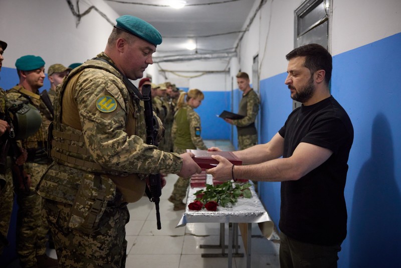 Володимир Зеленський нагородив українських військових, які відзначилися в боях за Україну у складі ОТУ «Донецьк» Володимир Зеленський нагородив українських військових, які відзначилися в боях за Україну у складі ОТУ «Донецьк»