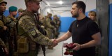 Володимир Зеленський нагородив українських військових, які відзначилися в боях за Україну у складі ОТУ «Донецьк» Володимир Зеленський нагородив українських військових, які відзначилися в боях за Україну у складі ОТУ «Донецьк»