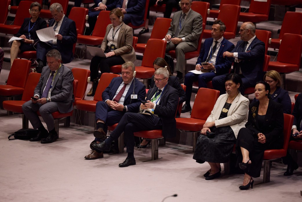 Володимир Зеленський від імені українського народу отримав премію Atlantic Council Global Citizen Awards Володимир Зеленський від імені українського народу отримав премію Atlantic Council Global Citizen Awards