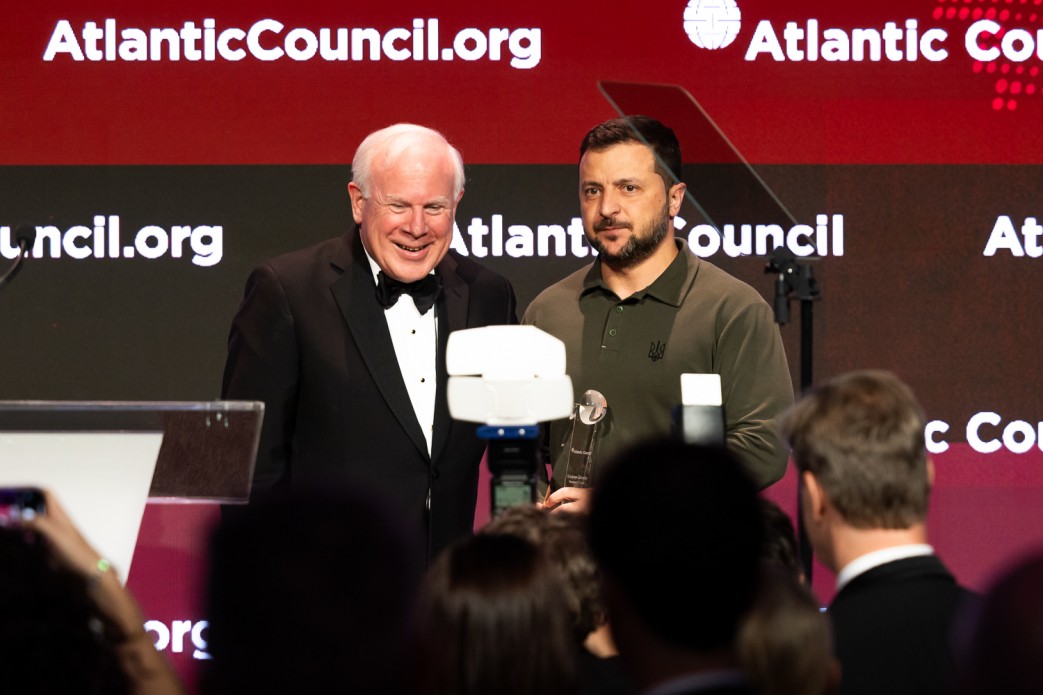 Володимир Зеленський від імені українського народу отримав премію Atlantic Council Global Citizen Awards Володимир Зеленський від імені українського народу отримав премію Atlantic Council Global Citizen Awards