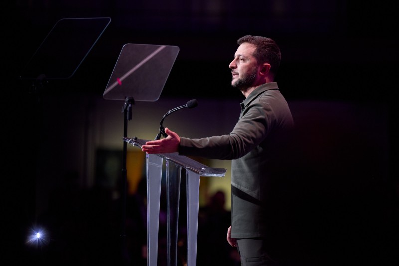 Володимир Зеленський від імені українського народу отримав премію Atlantic Council Global Citizen Awards Володимир Зеленський від імені українського народу отримав премію Atlantic Council Global Citizen Awards