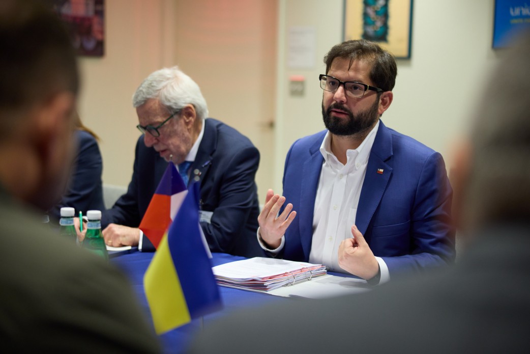 Володимир Зеленський від імені українського народу отримав премію Atlantic Council Global Citizen Awards Володимир Зеленський від імені українського народу отримав премію Atlantic Council Global Citizen Awards