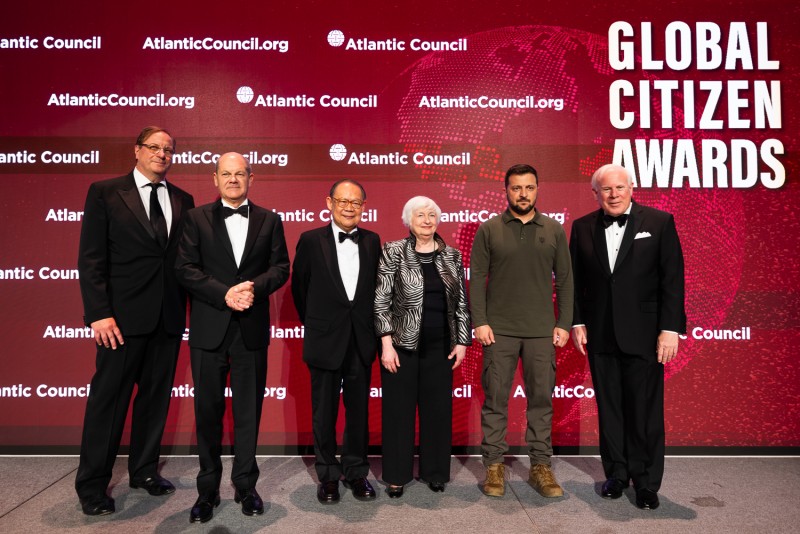 Володимир Зеленський від імені українського народу отримав премію Atlantic Council Global Citizen Awards Володимир Зеленський від імені українського народу отримав премію Atlantic Council Global Citizen Awards