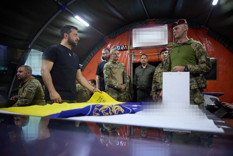 Володимир Зеленський відвідав бойові бригади, які беруть участь у відбитті російської агресії на Запорізькому напрямку Володимир Зеленський відвідав бойові бригади, які беруть участь у відбитті російської агресії на Запорізькому напрямку