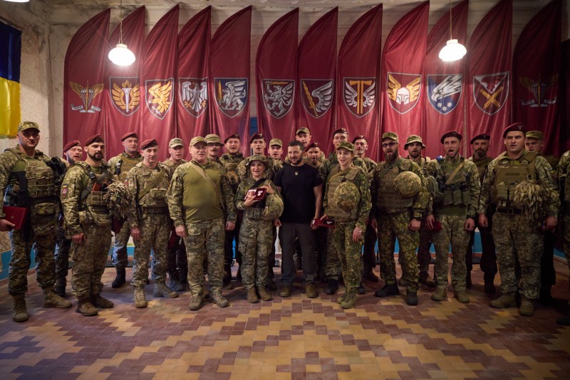 Володимир Зеленський відвідав бойові бригади, які беруть участь у відбитті російської агресії на Запорізькому напрямку Володимир Зеленський відвідав бойові бригади, які беруть участь у відбитті російської агресії на Запорізькому напрямку