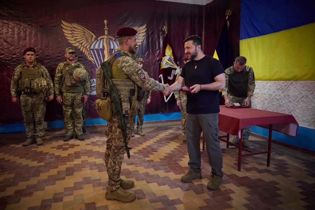 Володимир Зеленський відвідав бойові бригади, які беруть участь у відбитті російської агресії на Запорізькому напрямку Володимир Зеленський відвідав бойові бригади, які беруть участь у відбитті російської агресії на Запорізькому напрямку