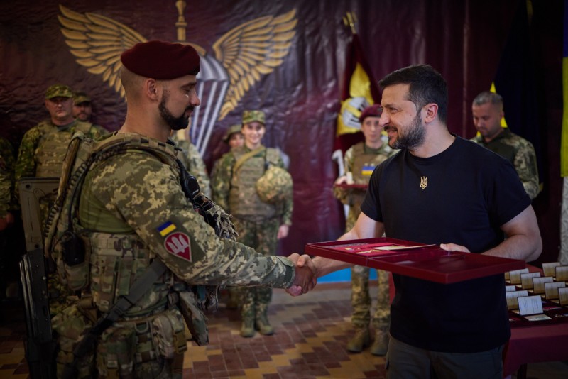 Володимир Зеленський відвідав бойові бригади, які беруть участь у відбитті російської агресії на Запорізькому напрямку Володимир Зеленський відвідав бойові бригади, які беруть участь у відбитті російської агресії на Запорізькому напрямку