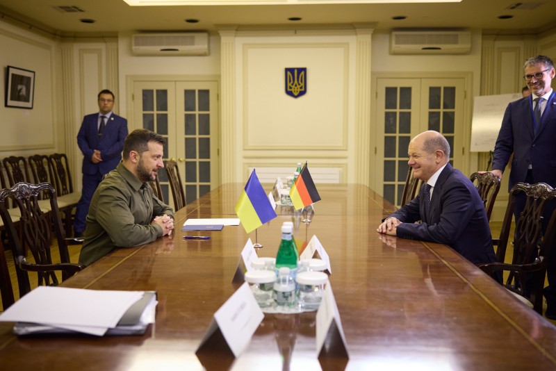 Володимир Зеленський зустрівся з Олафом Шольцом Володимир Зеленський зустрівся з Олафом Шольцом