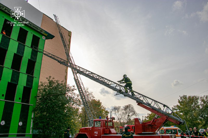 У Києві пройшов огляд-конкурс на кращу бойову підготовку серед пожежно-рятувальних підрозділів столиці У Києві пройшов огляд-конкурс на кращу бойову підготовку серед пожежно-рятувальних підрозділів столиці