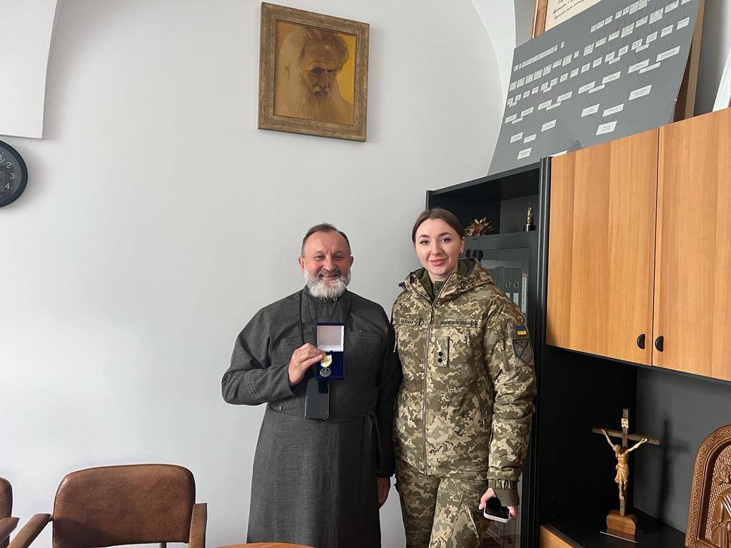 Архиєпископ і Митрополит Львівський Ігор отримав почесну нагороду від Головнокомандувача Збройними силами України Валерія Залужного ― нагрудний знак «За сприяння війську» Архиєпископ і Митрополит Львівський Ігор отримав почесну нагороду від Головнокомандувача Збройними силами України Валерія Залужного ― нагрудний знак «За сприяння війську»