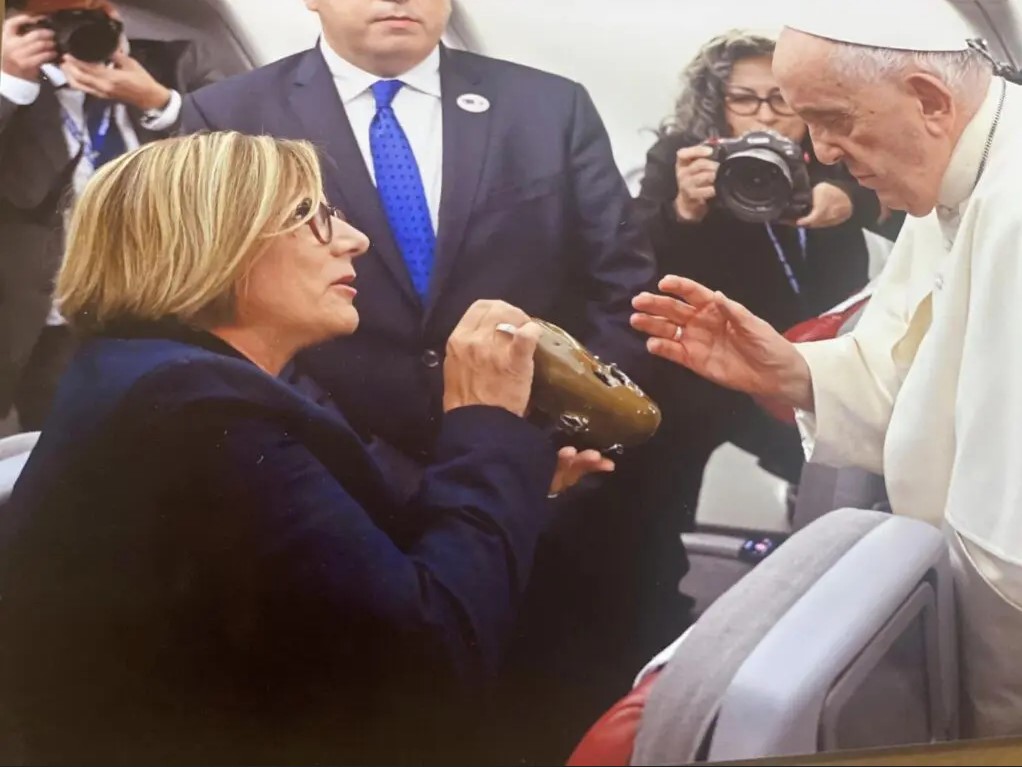 До Гарнізонного храму повернули прострілену флягу, яку поблагословив Папа Франциск До Гарнізонного храму повернули прострілену флягу, яку поблагословив Папа Франциск