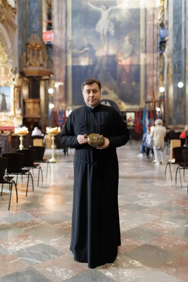 До Гарнізонного храму повернули прострілену флягу, яку поблагословив Папа Франциск До Гарнізонного храму повернули прострілену флягу, яку поблагословив Папа Франциск