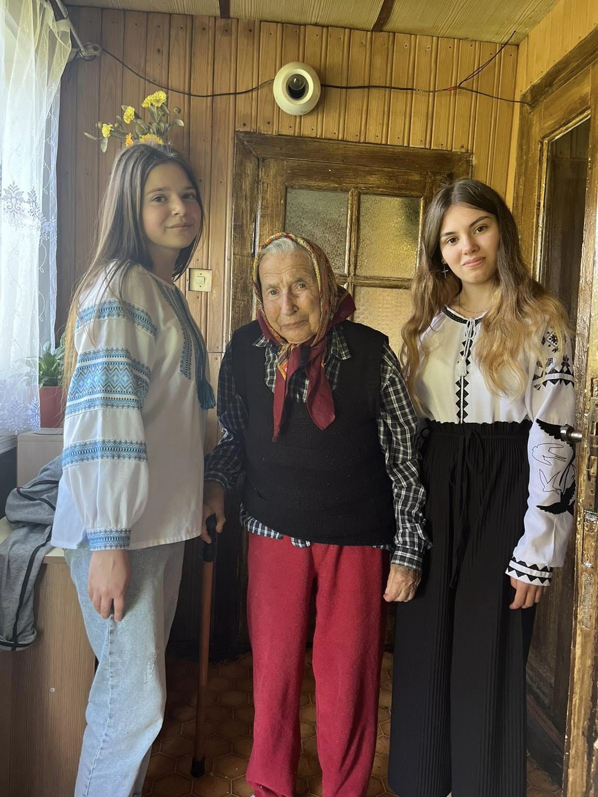 Юні волонтери Брошнів-Осадської ОТГ допомогли особам похилого віку Юні волонтери Брошнів-Осадської ОТГ допомогли особам похилого віку