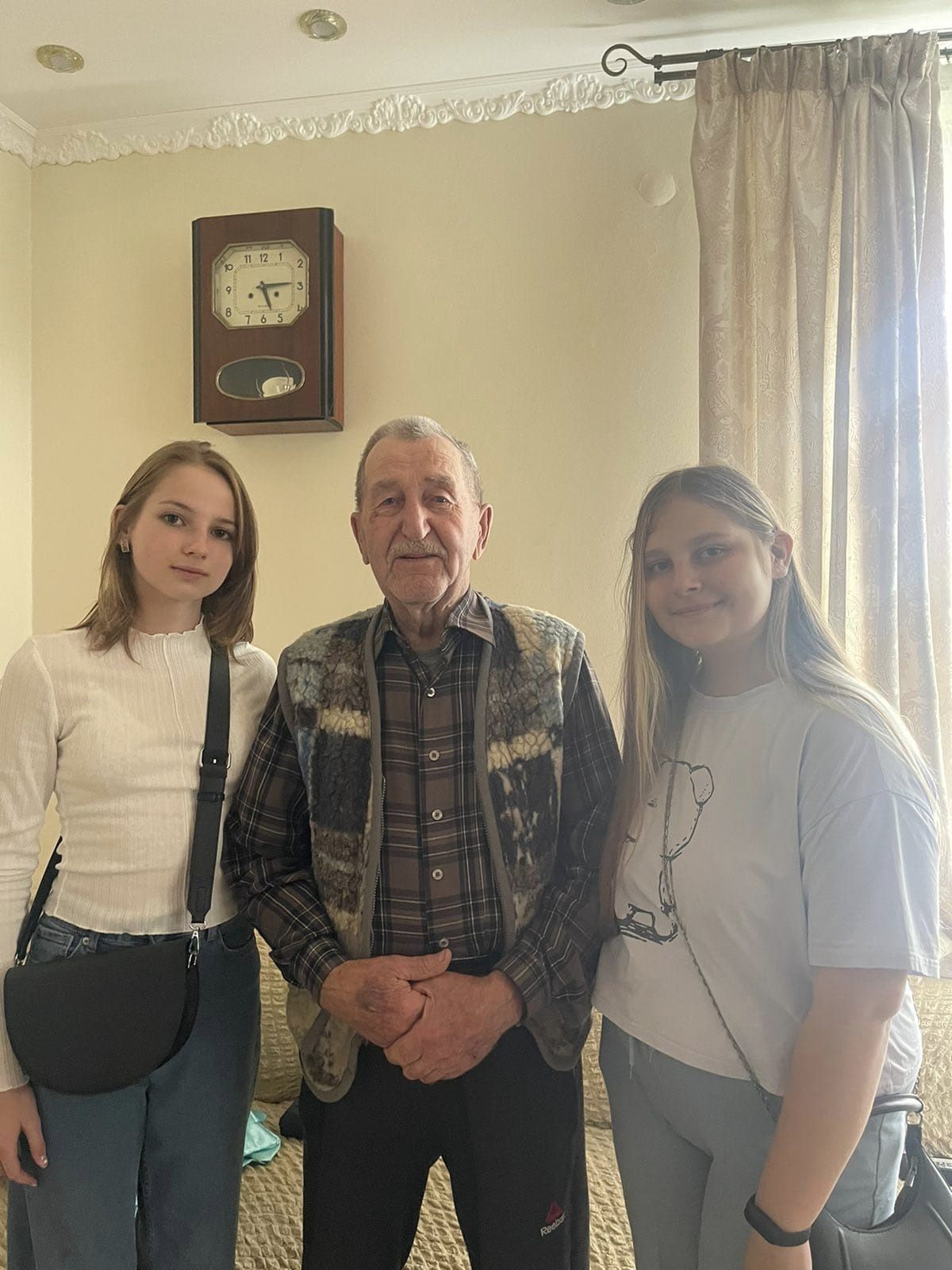 Юні волонтери Брошнів-Осадської ОТГ допомогли особам похилого віку Юні волонтери Брошнів-Осадської ОТГ допомогли особам похилого віку