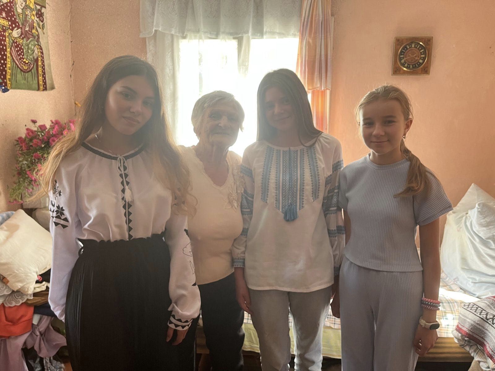 Юні волонтери Брошнів-Осадської ОТГ допомогли особам похилого віку Юні волонтери Брошнів-Осадської ОТГ допомогли особам похилого віку