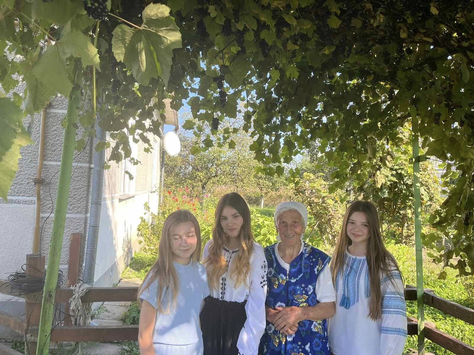 Юні волонтери Брошнів-Осадської ОТГ допомогли особам похилого віку Юні волонтери Брошнів-Осадської ОТГ допомогли особам похилого віку