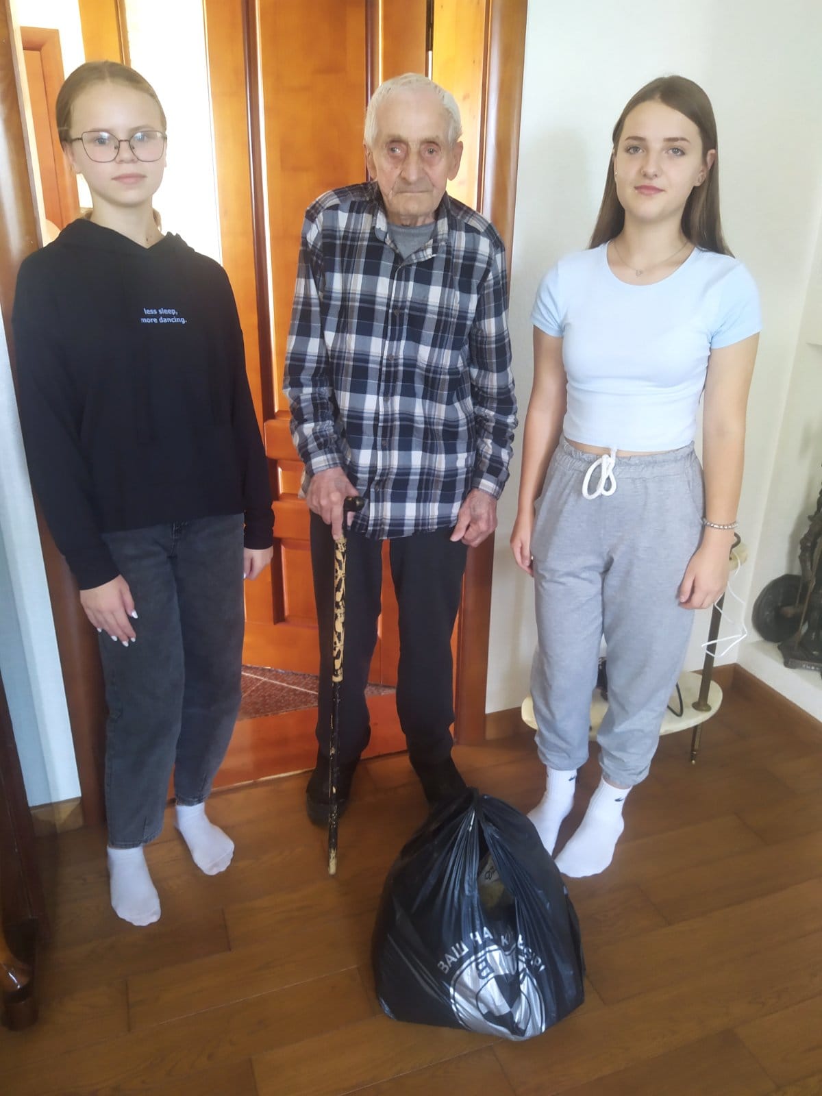 Юні волонтери Брошнів-Осадської ОТГ допомогли особам похилого віку Юні волонтери Брошнів-Осадської ОТГ допомогли особам похилого віку