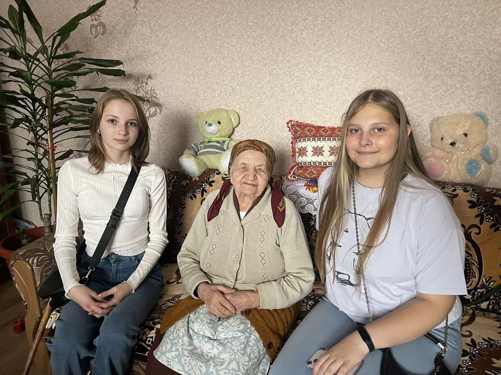 Юні волонтери Брошнів-Осадської ОТГ допомогли особам похилого віку Юні волонтери Брошнів-Осадської ОТГ допомогли особам похилого віку