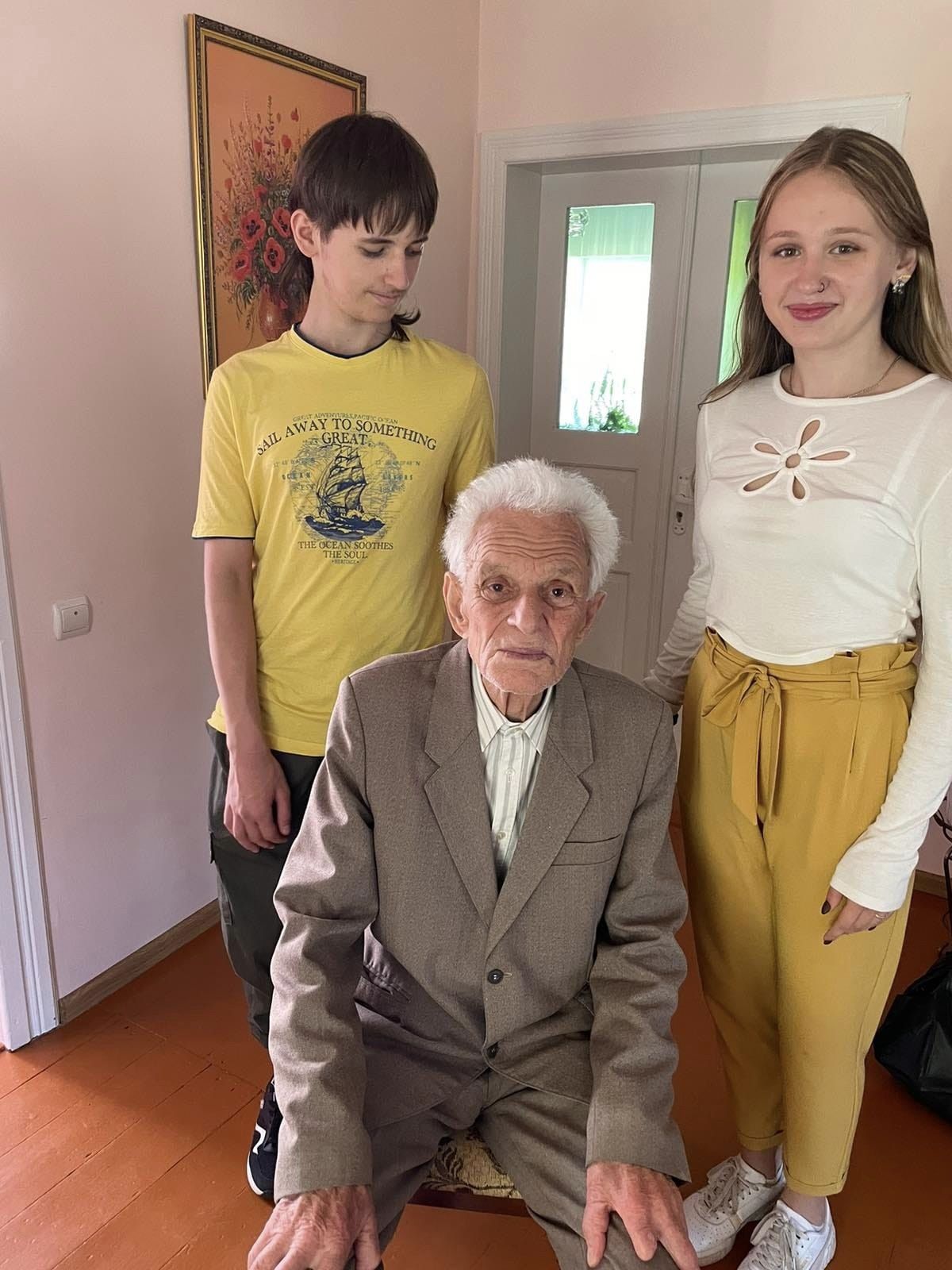 Юні волонтери Брошнів-Осадської ОТГ допомогли особам похилого віку Юні волонтери Брошнів-Осадської ОТГ допомогли особам похилого віку