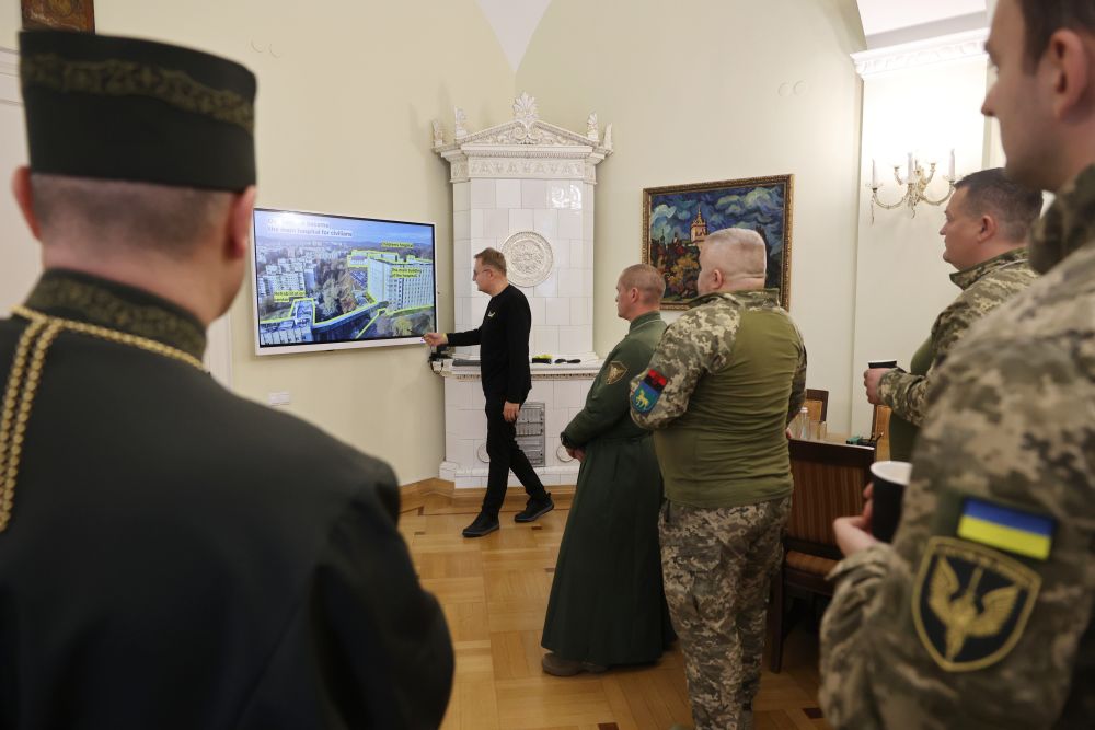 Мер Львова подякував двом військовим капеланам УГКЦ за служіння і вручив відзнаки від громади міста Мер Львова подякував двом військовим капеланам УГКЦ за служіння і вручив відзнаки від громади міста