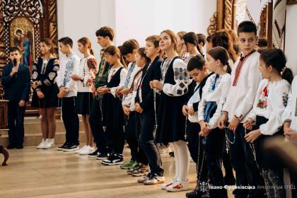 Мільйон дітей моляться на вервиці за мир у всьому світі 2023. Огляд Мільйон дітей моляться на вервиці за мир у всьому світі 2023. Огляд