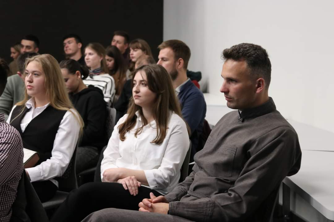 «Мрію бачити у молоді усмішку, бо це дає мені надію»: у Львівській архиєпархії відбулася традиційна «Здибанка з Владикою» «Мрію бачити у молоді усмішку, бо це дає мені надію»: у Львівській архиєпархії відбулася традиційна «Здибанка з Владикою»