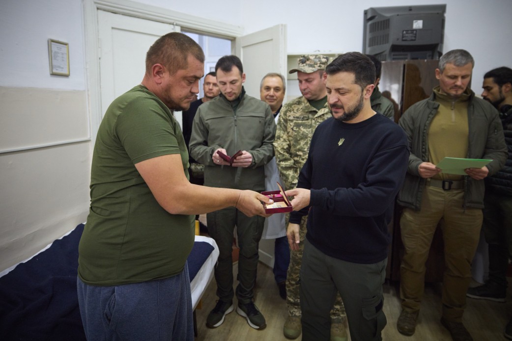 На Миколаївщині Глава держави відвідав військовий госпіталь, де нагородив поранених захисників України та медиків На Миколаївщині Глава держави відвідав військовий госпіталь, де нагородив поранених захисників України та медиків