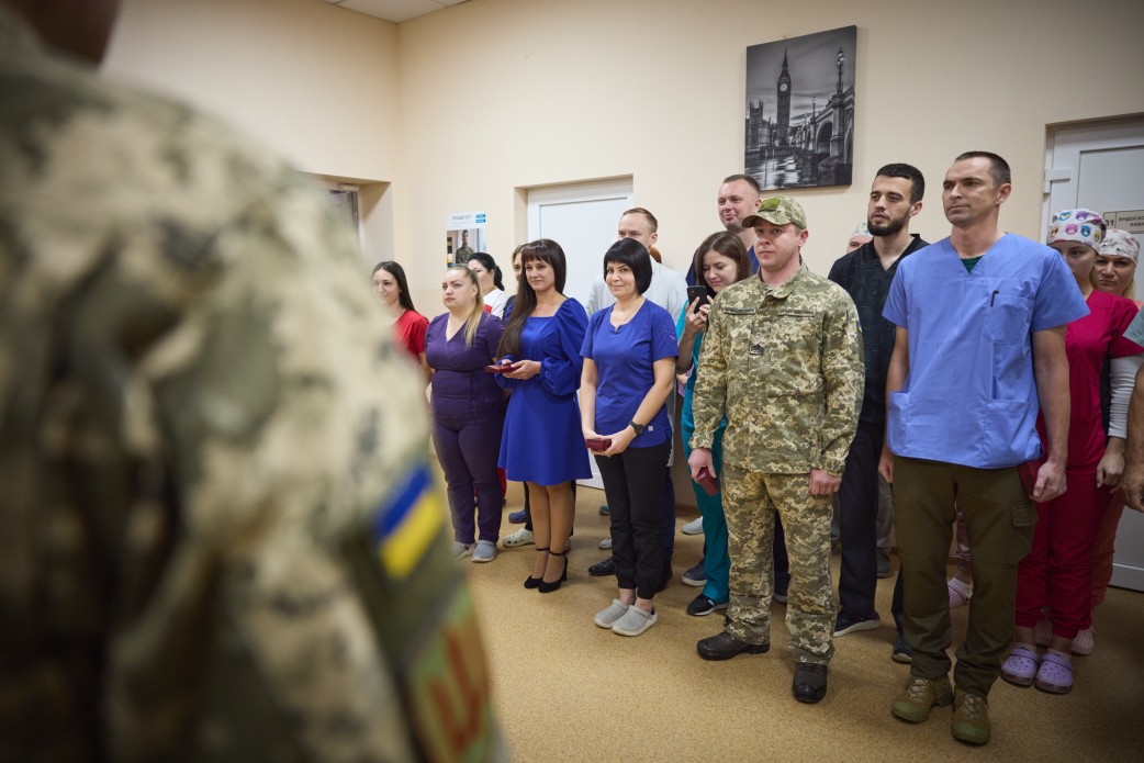 На Миколаївщині Глава держави відвідав військовий госпіталь, де нагородив поранених захисників України та медиків На Миколаївщині Глава держави відвідав військовий госпіталь, де нагородив поранених захисників України та медиків