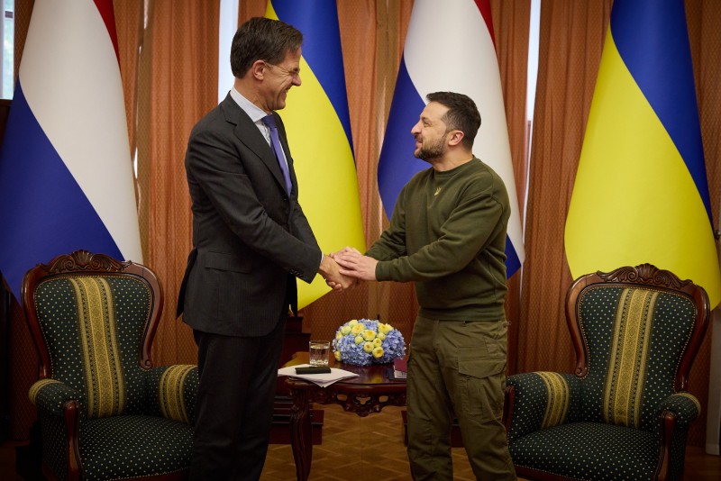 Нідерланди нададуть Україні ракети для систем Patriot і допоможуть в отриманні патрульних суден для безпеки експортного коридору в Чорному морі – результати переговорів Володимира Зеленського та Марка Рютте в Одесі Нідерланди нададуть Україні ракети для систем Patriot і допоможуть в отриманні патрульних суден для безпеки експортного коридору в Чорному морі – результати переговорів Володимира Зеленського та Марка Рютте в Одесі