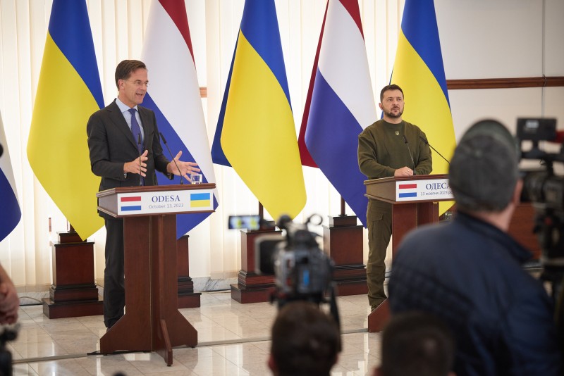 Нідерланди нададуть Україні ракети для систем Patriot і допоможуть в отриманні патрульних суден для безпеки експортного коридору в Чорному морі – результати переговорів Володимира Зеленського та Марка Рютте в Одесі Нідерланди нададуть Україні ракети для систем Patriot і допоможуть в отриманні патрульних суден для безпеки експортного коридору в Чорному морі – результати переговорів Володимира Зеленського та Марка Рютте в Одесі