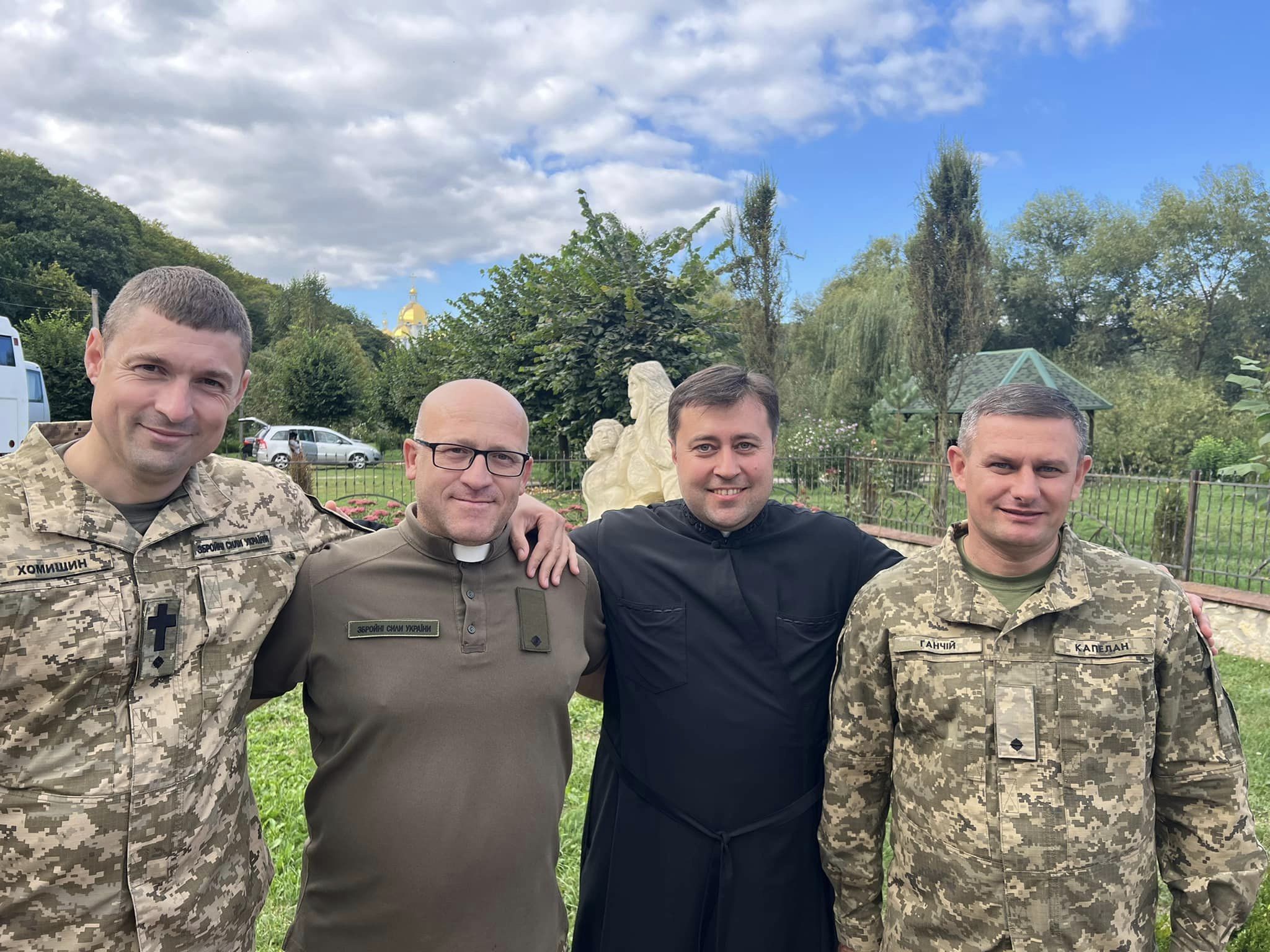 Отець Андрій Хомишин: «Наші воїни знають за що воюють і це найбільша мотивація продовжувати боротьбу» Отець Андрій Хомишин: «Наші воїни знають за що воюють і це найбільша мотивація продовжувати боротьбу»