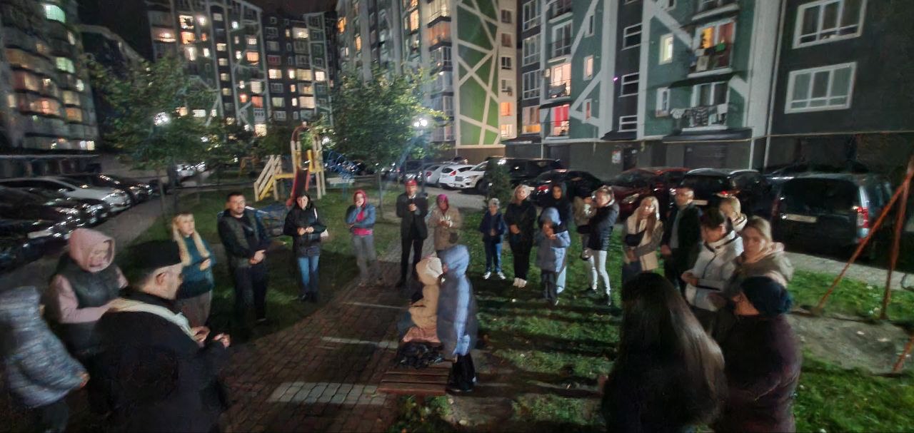 Парафіяни храму Божого Милосердя проводять ініціативу «Вервиця на вашому подвір’ї» Парафіяни храму Божого Милосердя проводять ініціативу «Вервиця на вашому подвір’ї»