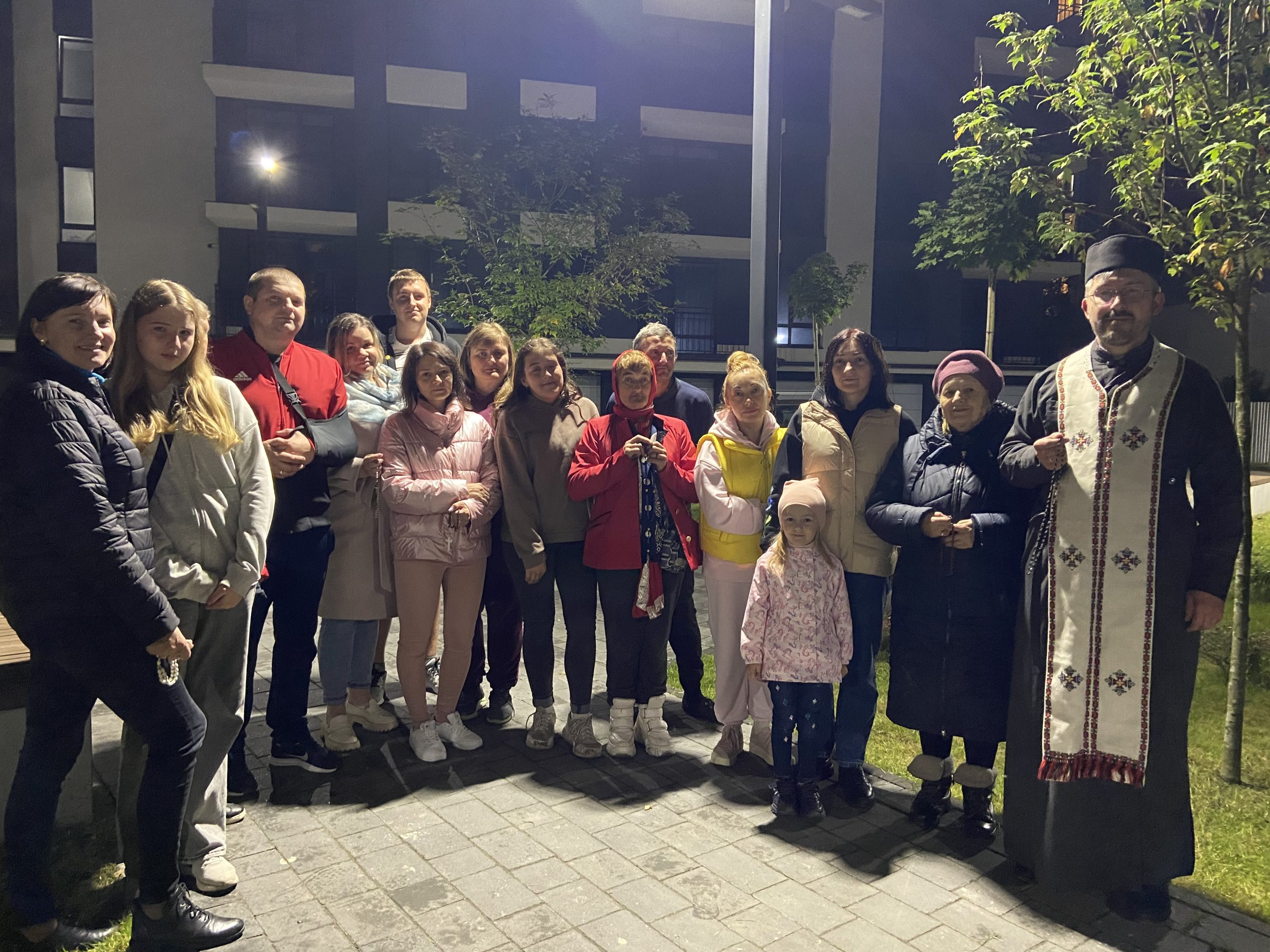 Парафіяни храму Божого Милосердя проводять ініціативу «Вервиця на вашому подвір’ї» Парафіяни храму Божого Милосердя проводять ініціативу «Вервиця на вашому подвір’ї»