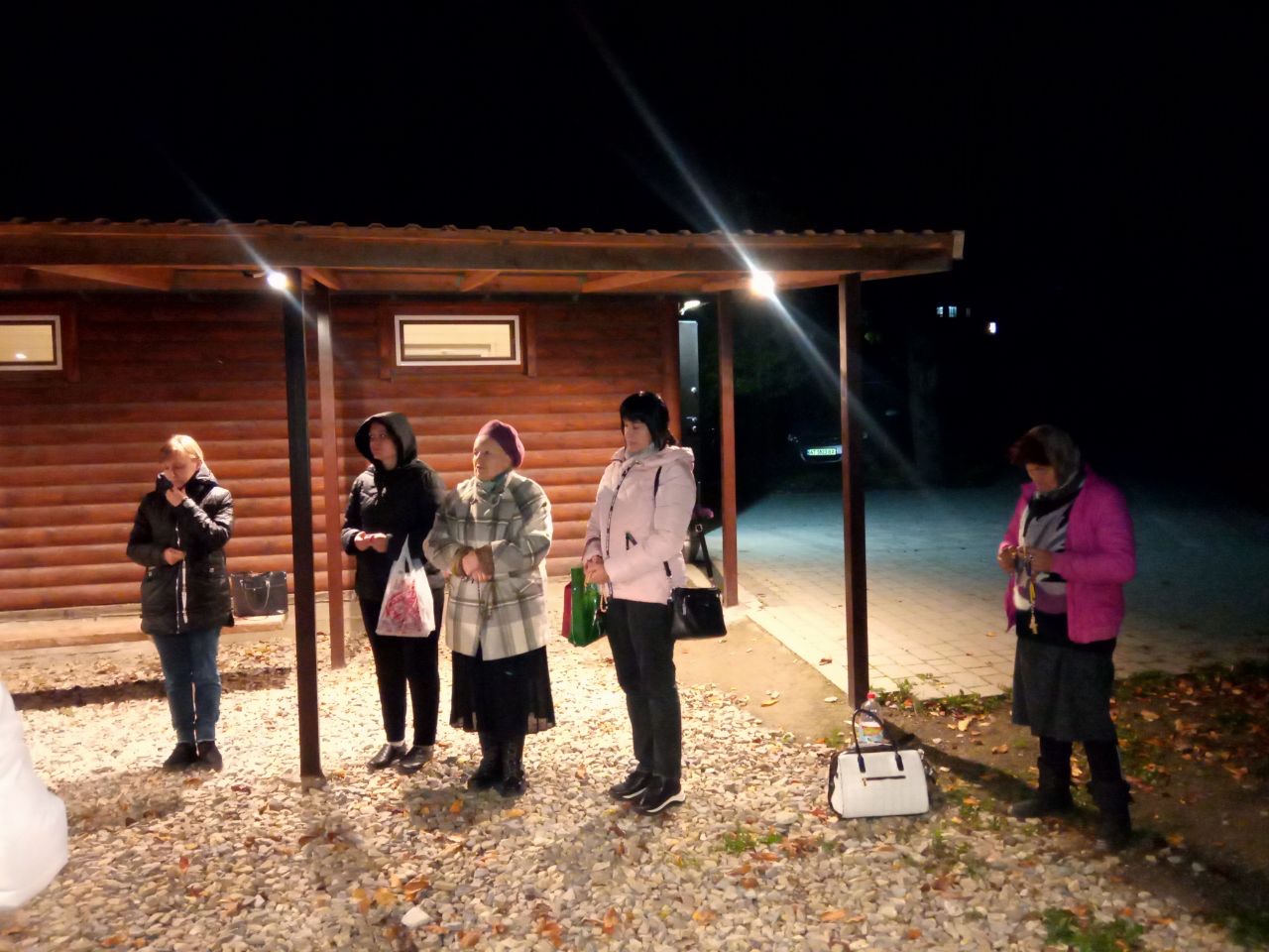 Парафіяни храму Божого Милосердя проводять ініціативу «Вервиця на вашому подвір’ї» Парафіяни храму Божого Милосердя проводять ініціативу «Вервиця на вашому подвір’ї»