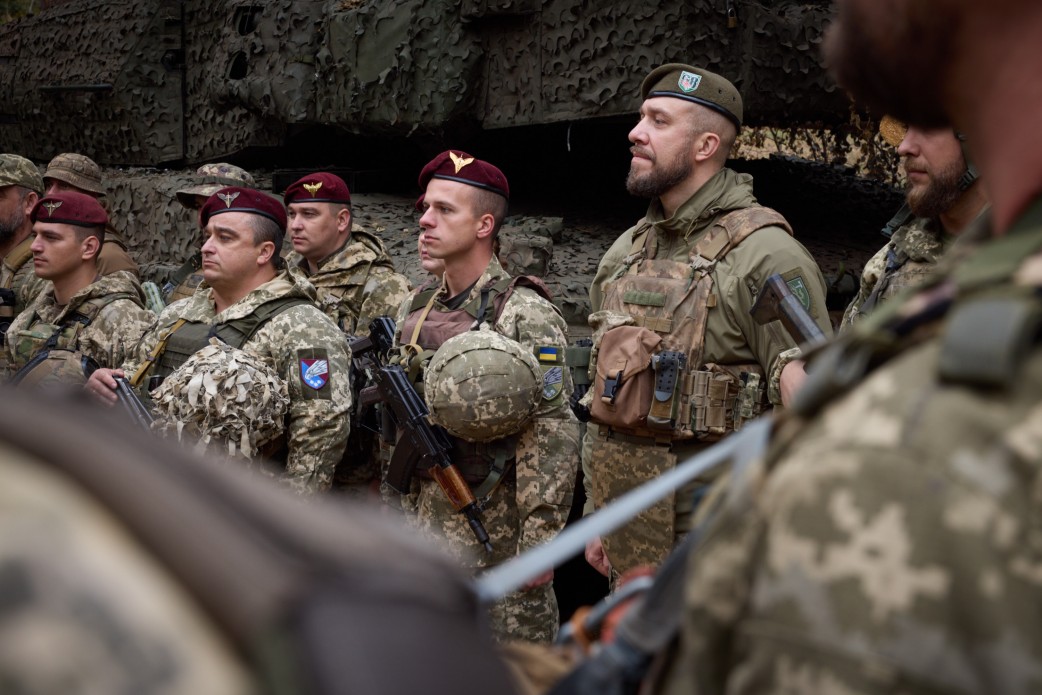 Президент України відвідав розташування бригад, які виконують бойові завдання на ділянці Куп’янськ – Лиман Президент України відвідав розташування бригад, які виконують бойові завдання на ділянці Куп’янськ – Лиман