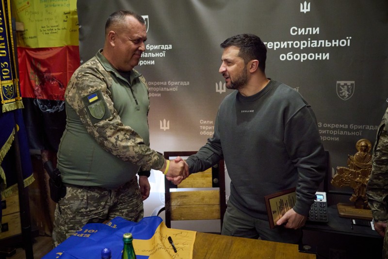 Президент України відвідав розташування бригад, які виконують бойові завдання на ділянці Куп’янськ – Лиман Президент України відвідав розташування бригад, які виконують бойові завдання на ділянці Куп’янськ – Лиман