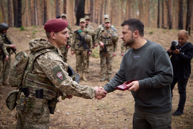 Президент України відвідав розташування бригад, які виконують бойові завдання на ділянці Куп’янськ – Лиман Президент України відвідав розташування бригад, які виконують бойові завдання на ділянці Куп’янськ – Лиман