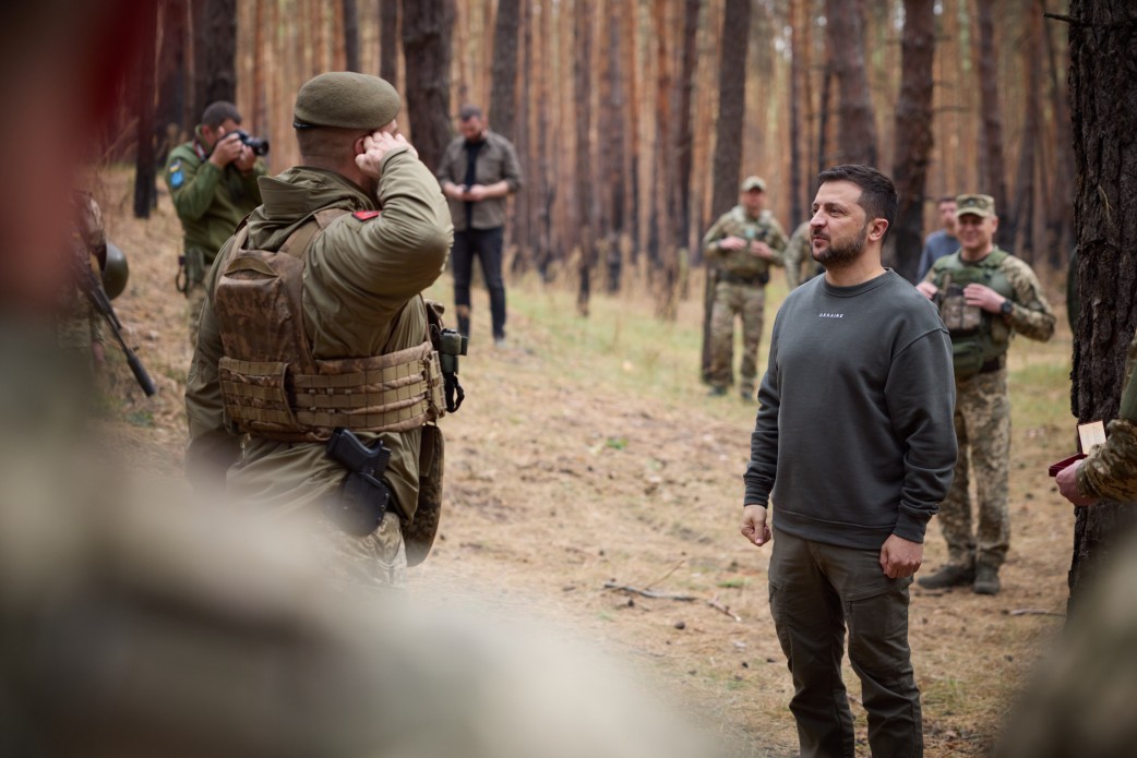 Президент України відвідав розташування бригад, які виконують бойові завдання на ділянці Куп’янськ – Лиман Президент України відвідав розташування бригад, які виконують бойові завдання на ділянці Куп’янськ – Лиман