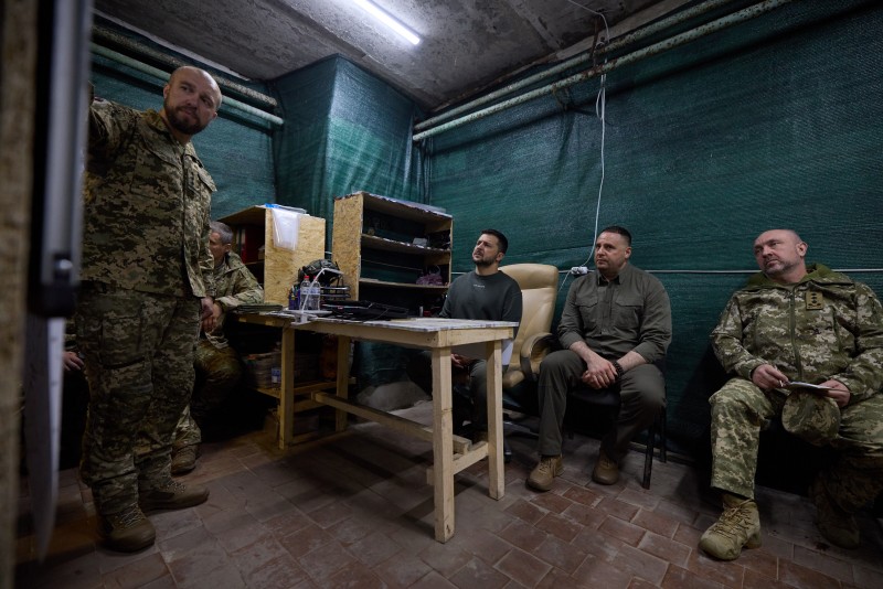 Президент України відвідав розташування бригад, які виконують бойові завдання на ділянці Куп’янськ – Лиман Президент України відвідав розташування бригад, які виконують бойові завдання на ділянці Куп’янськ – Лиман
