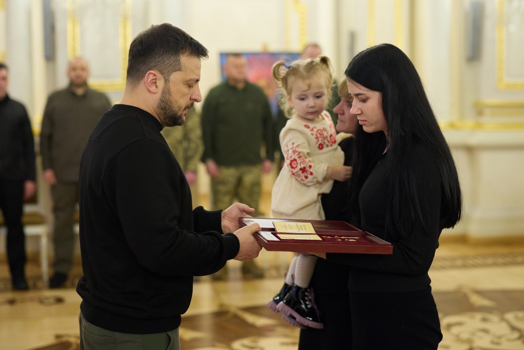 Президент Володимир Зеленський вручив ордени Золота Зірка рідним 21 полеглого Героя України: Всі імена, які сьогодні прозвучать, – це імена подвигів Президент Володимир Зеленський вручив ордени Золота Зірка рідним 21 полеглого Героя України: Всі імена, які сьогодні прозвучать, – це імена подвигів