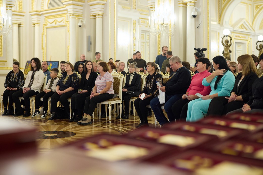 Президент Володимир Зеленський вручив ордени Золота Зірка рідним 21 полеглого Героя України: Всі імена, які сьогодні прозвучать, – це імена подвигів Президент Володимир Зеленський вручив ордени Золота Зірка рідним 21 полеглого Героя України: Всі імена, які сьогодні прозвучать, – це імена подвигів