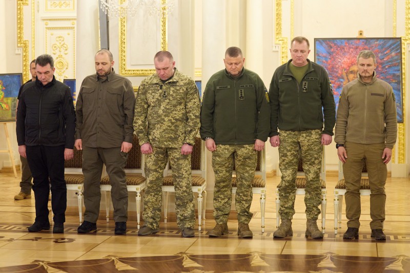 Президент Володимир Зеленський вручив ордени Золота Зірка рідним 21 полеглого Героя України: Всі імена, які сьогодні прозвучать, – це імена подвигів Президент Володимир Зеленський вручив ордени Золота Зірка рідним 21 полеглого Героя України: Всі імена, які сьогодні прозвучать, – це імена подвигів