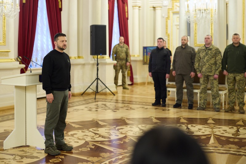 Президент Володимир Зеленський вручив ордени Золота Зірка рідним 21 полеглого Героя України: Всі імена, які сьогодні прозвучать, – це імена подвигів Президент Володимир Зеленський вручив ордени Золота Зірка рідним 21 полеглого Героя України: Всі імена, які сьогодні прозвучать, – це імена подвигів