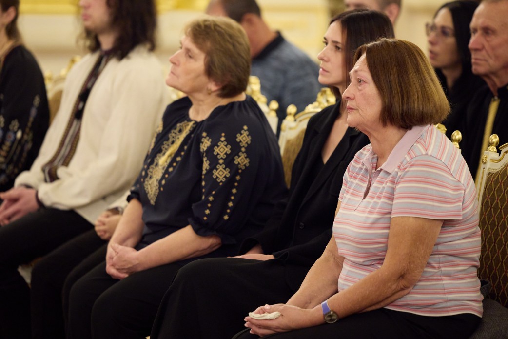 Президент Володимир Зеленський вручив ордени Золота Зірка рідним 21 полеглого Героя України: Всі імена, які сьогодні прозвучать, – це імена подвигів Президент Володимир Зеленський вручив ордени Золота Зірка рідним 21 полеглого Героя України: Всі імена, які сьогодні прозвучать, – це імена подвигів